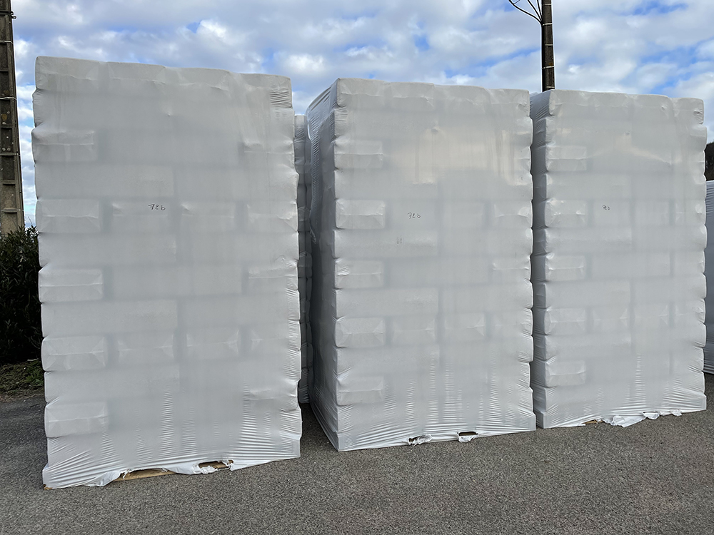 Les palettes sont protégées par une housse de protection imperméable permettant un stockage extérieur en toute sécurité